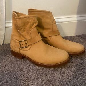 FRYE | 9.5 W Tan suede short buckle boot